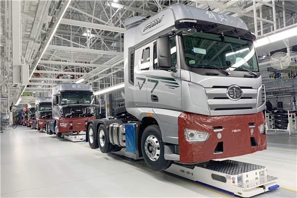 “重器”擔當！新松移動機器人批量進駐一汽解放J7智能工廠