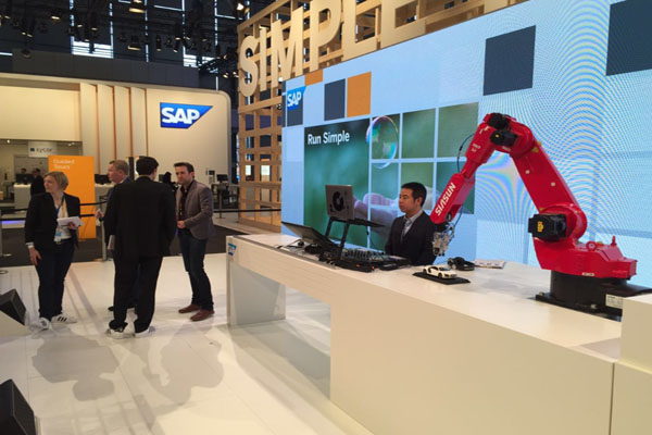 新松機(jī)器人公司與德國SAP公司聯(lián)合參展CeBIT 2015，獲中德副總理高度評(píng)價(jià)